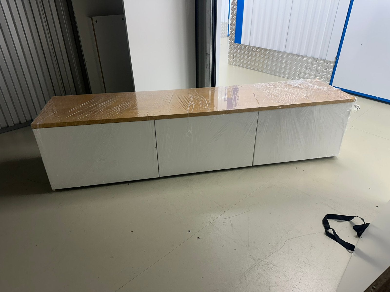 TV meubel, IKEA BESTA met houten plank, Ophalen, Gebruikt, Overige materialen, 150 tot 200 cm