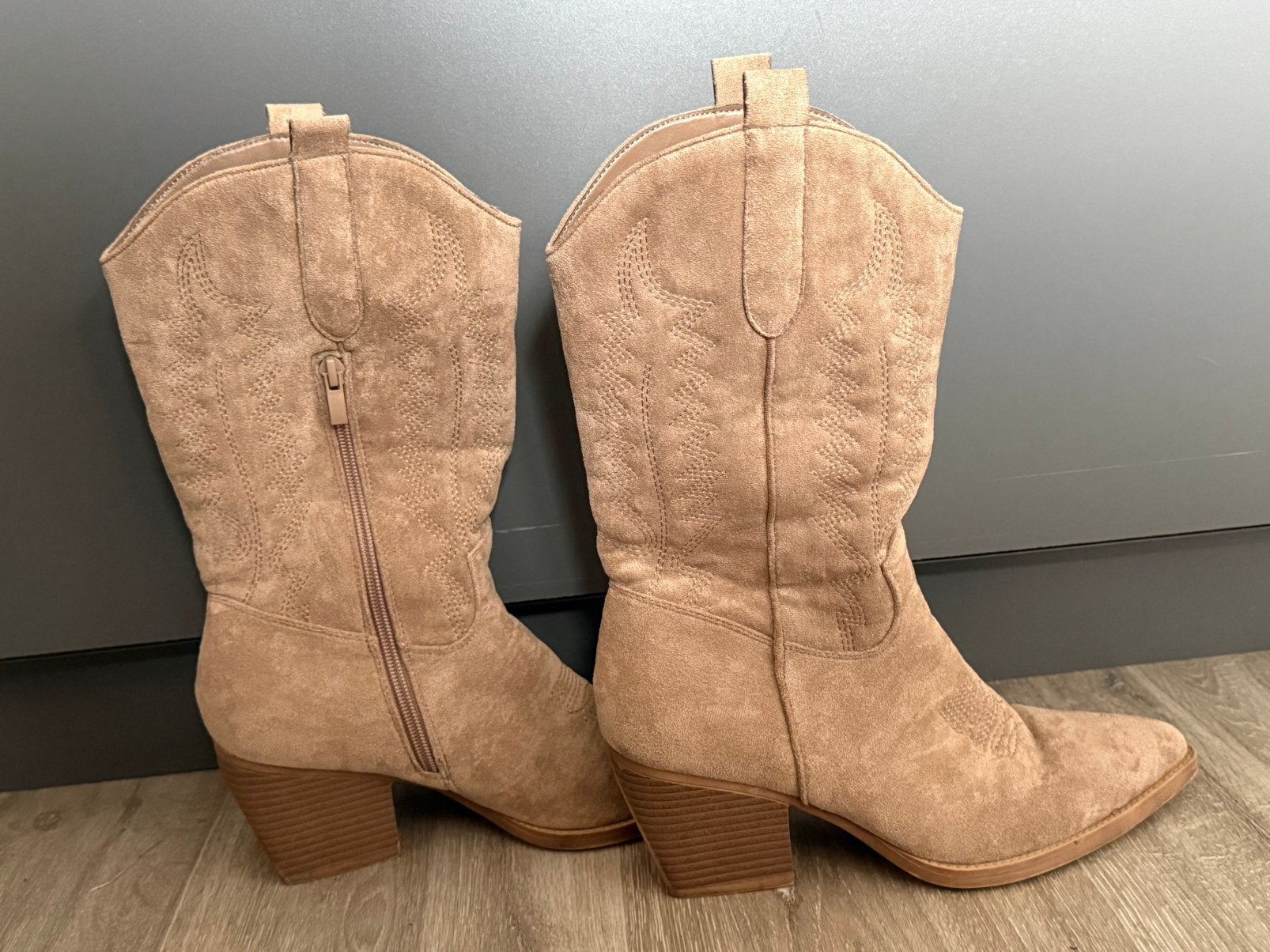 Dames cowboylaarzen beige suede 40, Beige, Lage of Enkellaarzen, Ophalen of Verzenden, Zo goed als nieuw