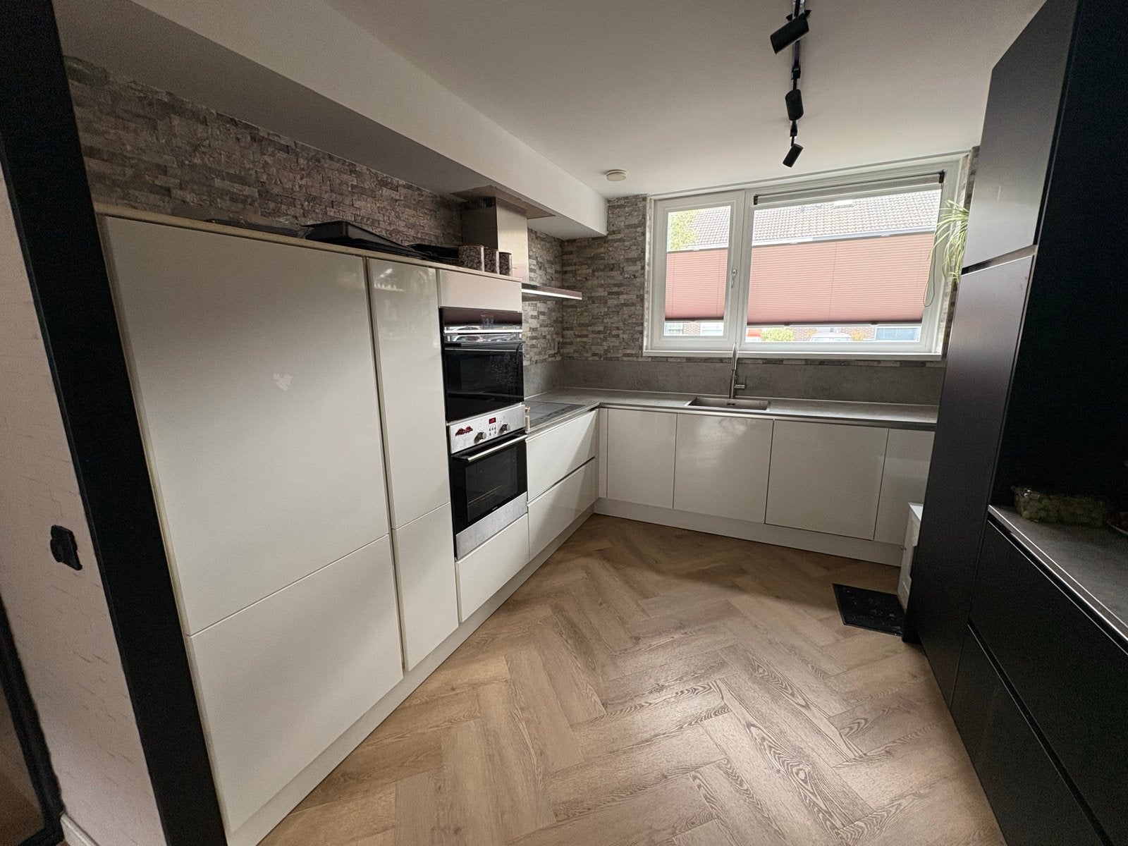 Hoogglans witte hoekkeuken met Kuppersbusch inductiekookplaa, Huis en Inrichting, Keuken | Complete keukens, Gebruikt, Wit, Hoekkeuken