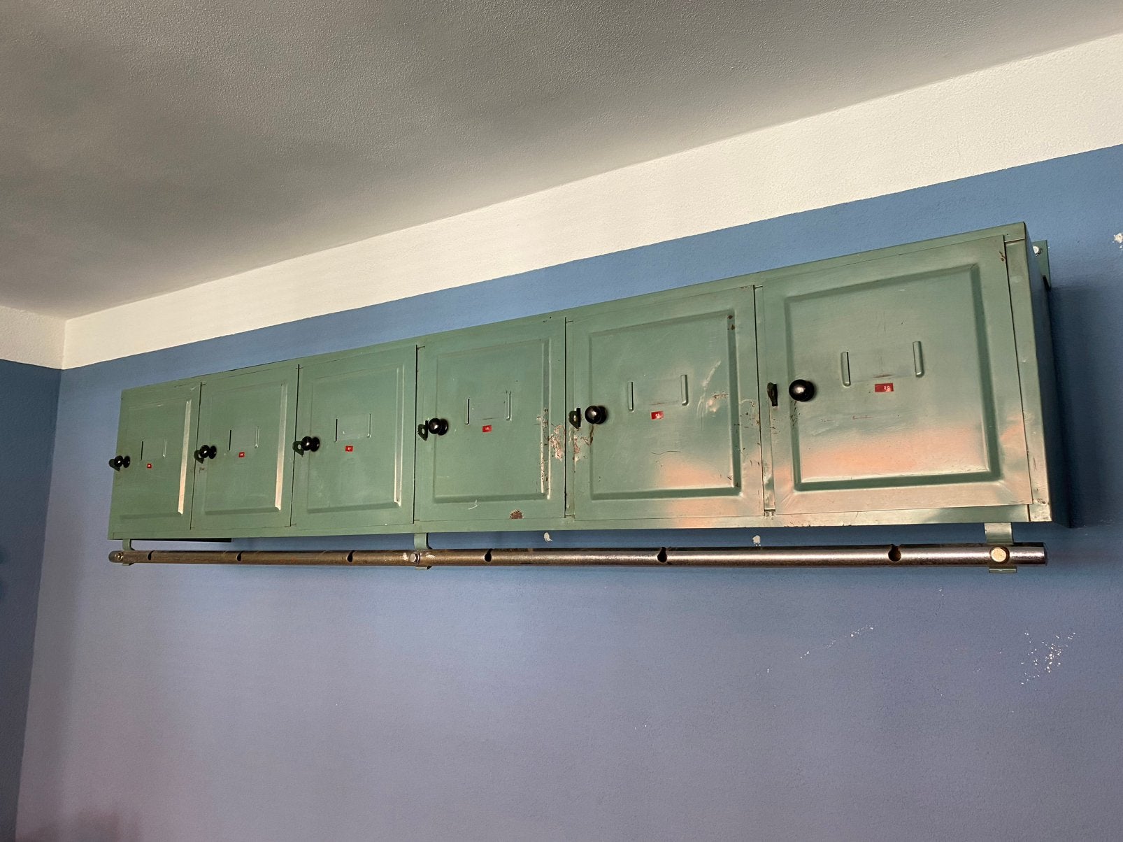 Oude vintage lockerkast uit het leger kapstok kluisjes, Ophalen of Verzenden