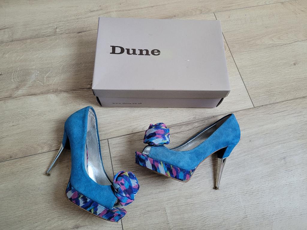 DUNE blauwe suède pumps met corsage maat 39 ~ NH0410, Pumps, Blauw, Ophalen of Verzenden, Zo goed als nieuw