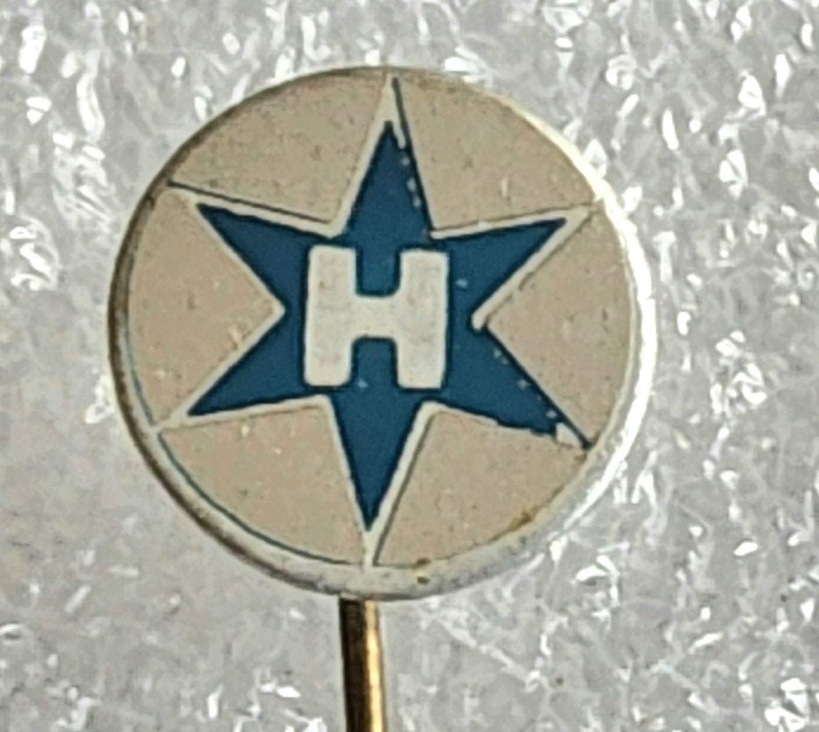 Vintage Henchel Speldje met Ster en Letter 'H', Verzamelen, Ophalen of Verzenden, Gebruikt, Overige onderwerpen, Speldje of Pin