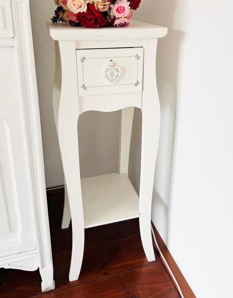 Elegant wit bijzettafeltje met lade en hartdecoratie, Ophalen, Minder dan 45 cm, Zo goed als nieuw, 70 cm of meer