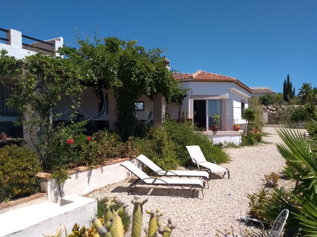 Bergtop Villa op 20 min van het strand met veel privacy, 2 slaapkamers, In bergen of heuvels, Open haard, Landelijk