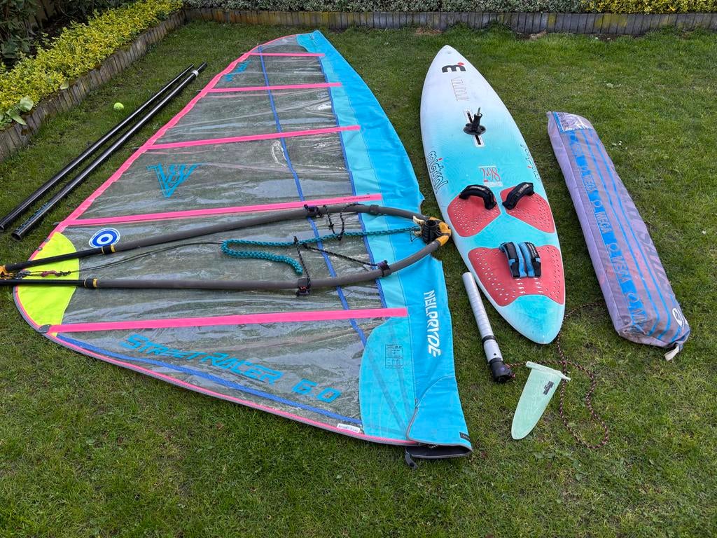 Complete Windsurfset: Mistral Shredder met 2 Zeilen, 5 tot 6.5 m², Ophalen of Verzenden, Zo goed als nieuw, Met vin(nen)