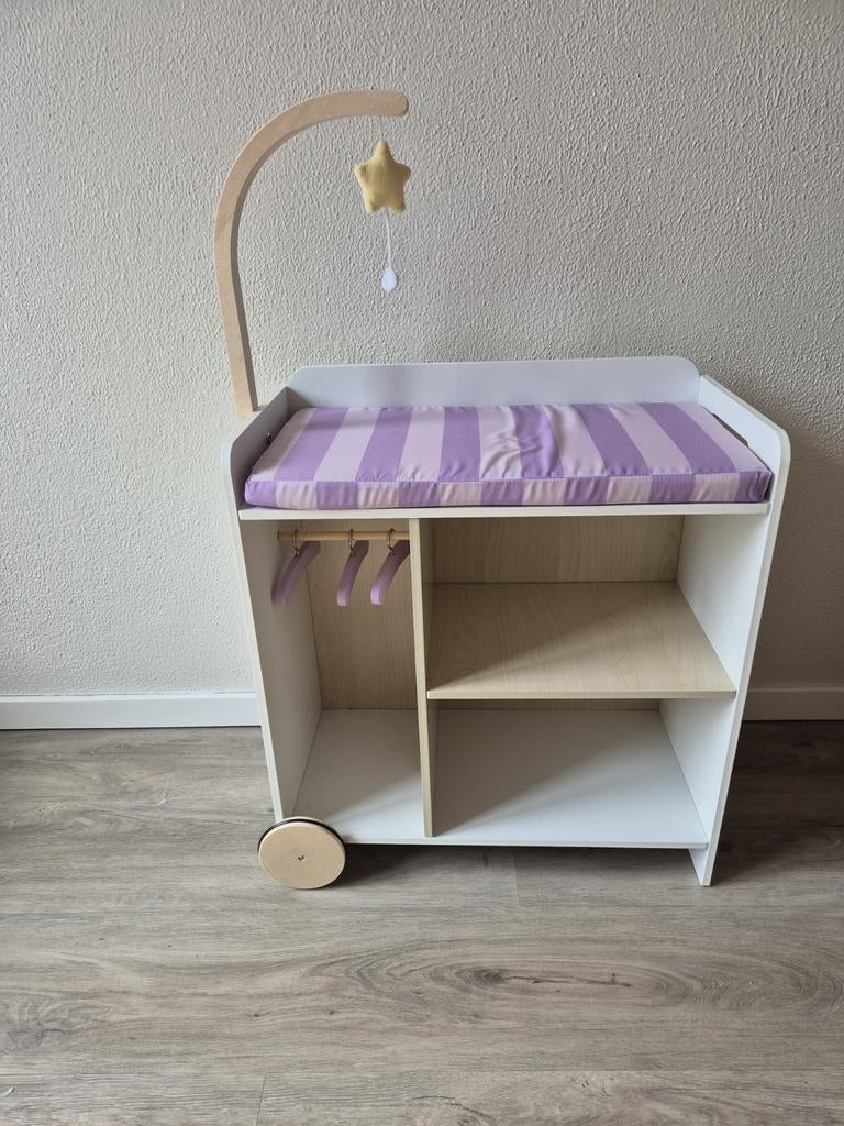 Houten poppen commode met aankleedkussen en mobiel, Kinderen en Baby's, Ophalen, Overige typen, Zo goed als nieuw, Hema