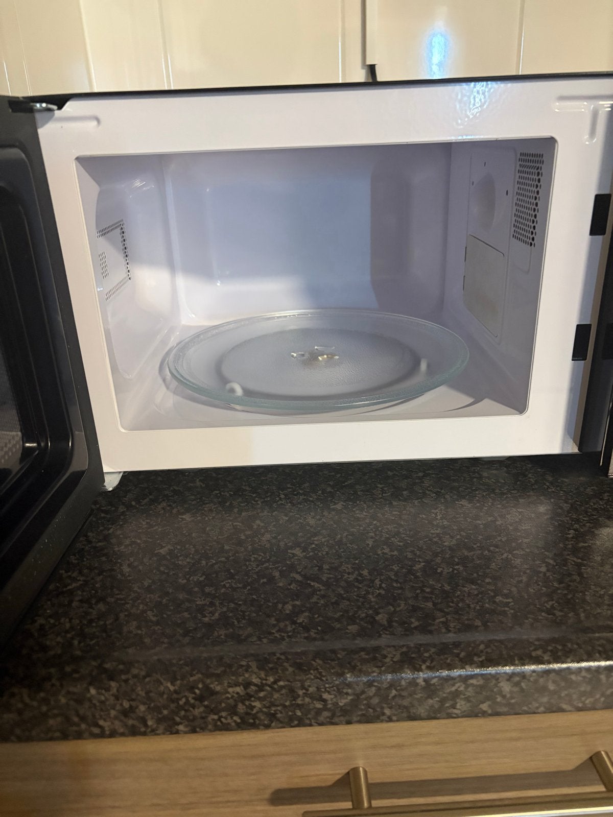Tomado Magnetron - Zwart, Zo goed als nieuw, Ophalen, Minder dan 45 cm, Draaiplateau, Vrijstaand