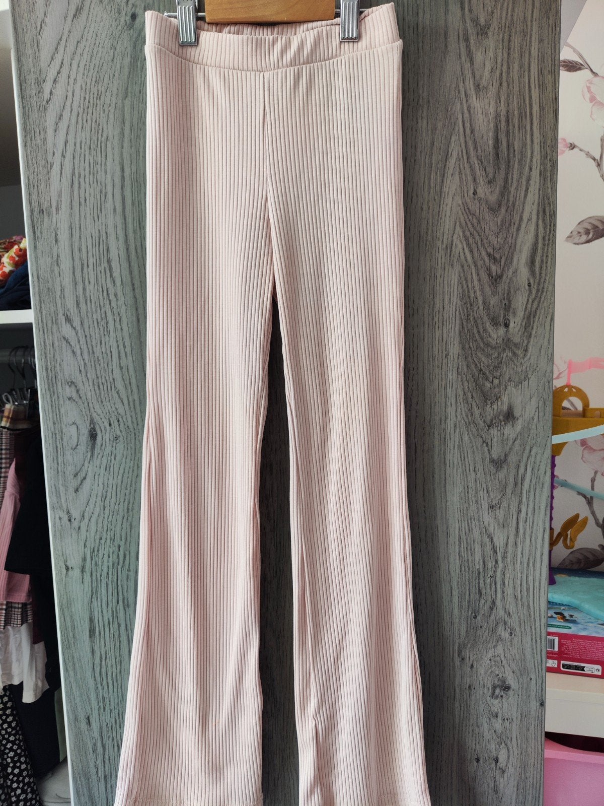 Roze flared broek H&M maat 134 - Zo goed als nieuw, Broek, Meisje, H&M, Ophalen of Verzenden
