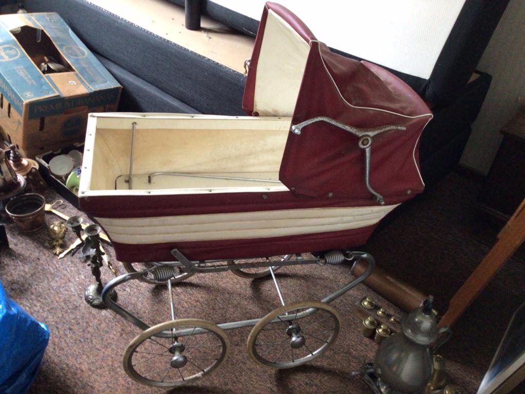 Oude speel kinderwagen, Ophalen