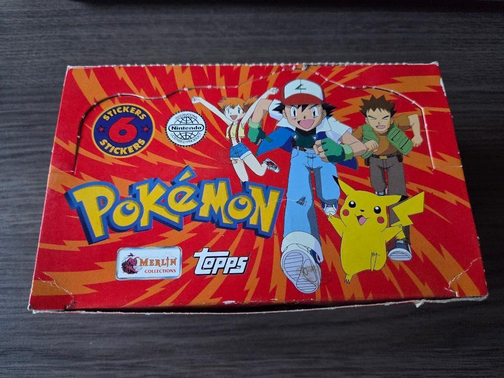 Pokemon Box Topps / merlin stickers complete doos 100 zakjes, Ophalen of Verzenden, Gebruikt, Boosterbox