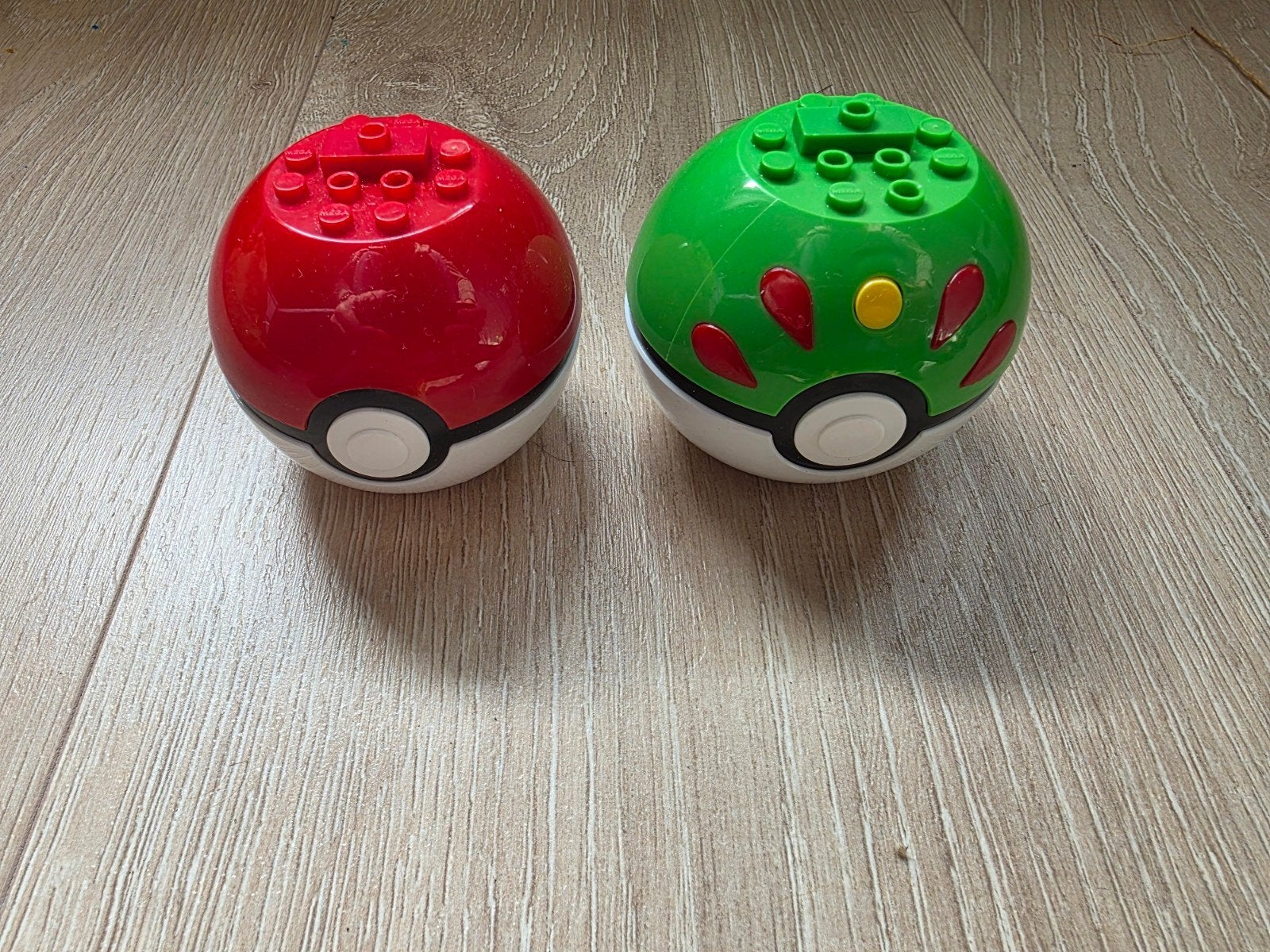 2 Mega Bloks Pokémon ballen, passen op Lego, Ophalen of Verzenden