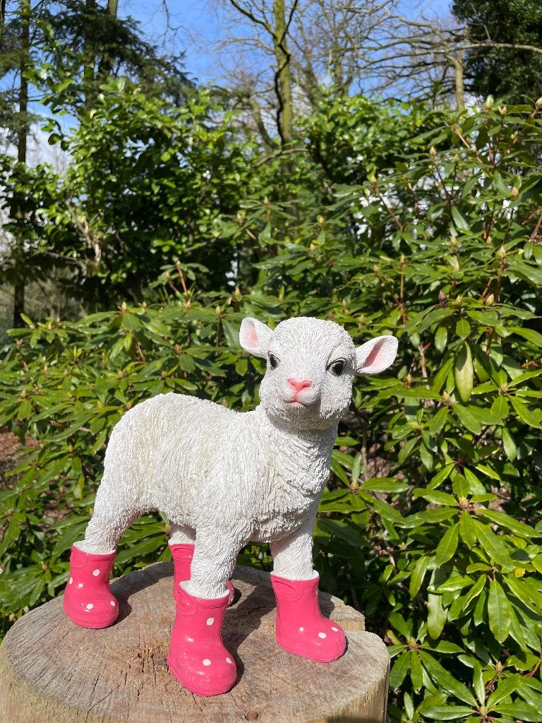 Beeld lammetje laarsjes, kinderkamer, babykamer Fuchsia 30cm, Ophalen of Verzenden, Nieuw, Kunststof, Dierenbeeld
