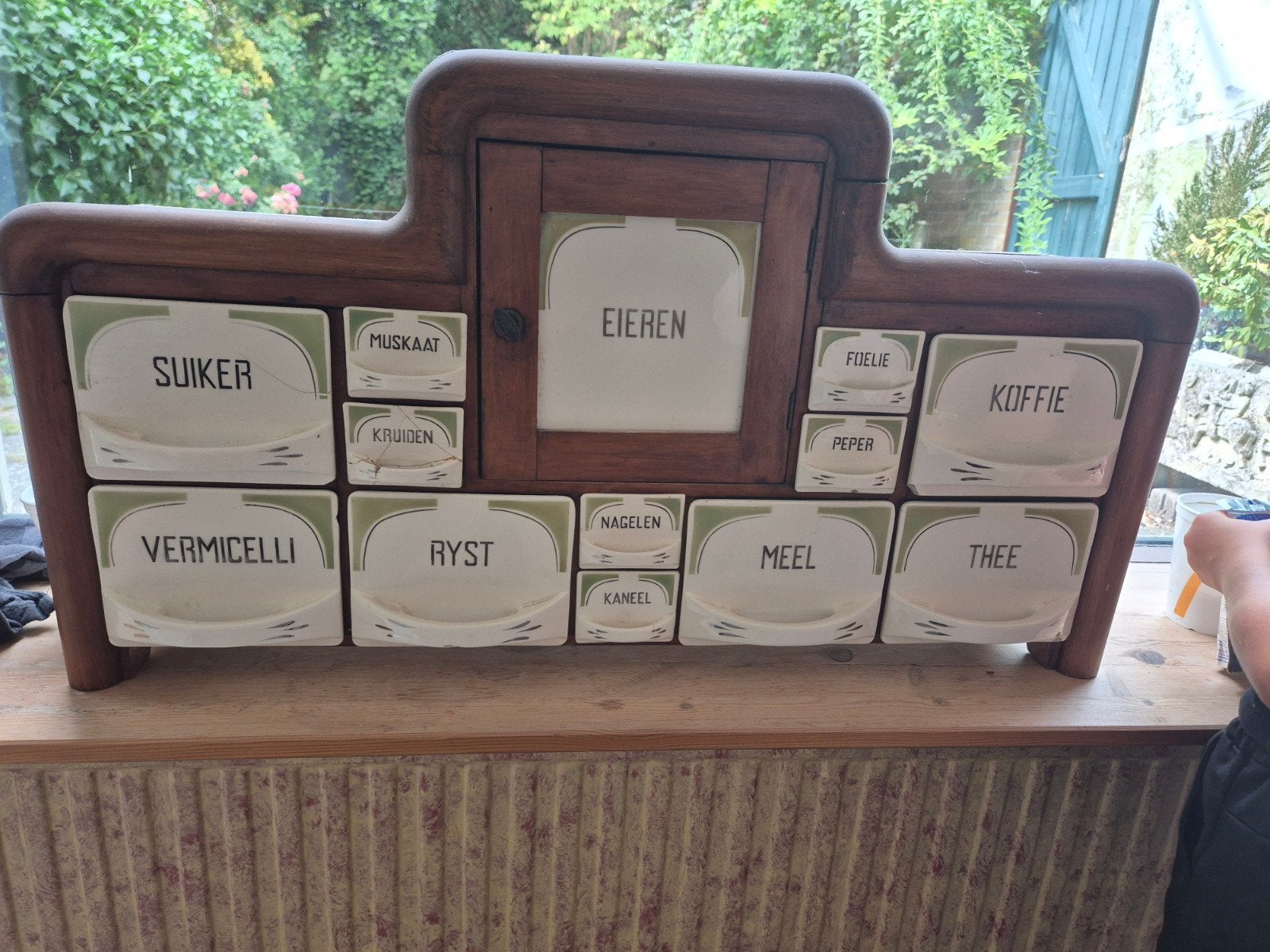 Antieke kruidenrek met 12 porseleinen bakjes, Ophalen