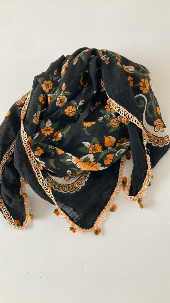 Bohemian SJAAL gehaakte rand pom anna antik seventies stijl, Ophalen of Verzenden, Zo goed als nieuw, Sjaal, Maat 38/40 (M)