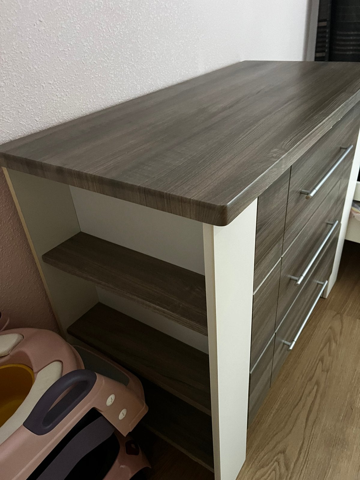 Foto 3 van Commode met drie lades en vakjes aan de zijkant