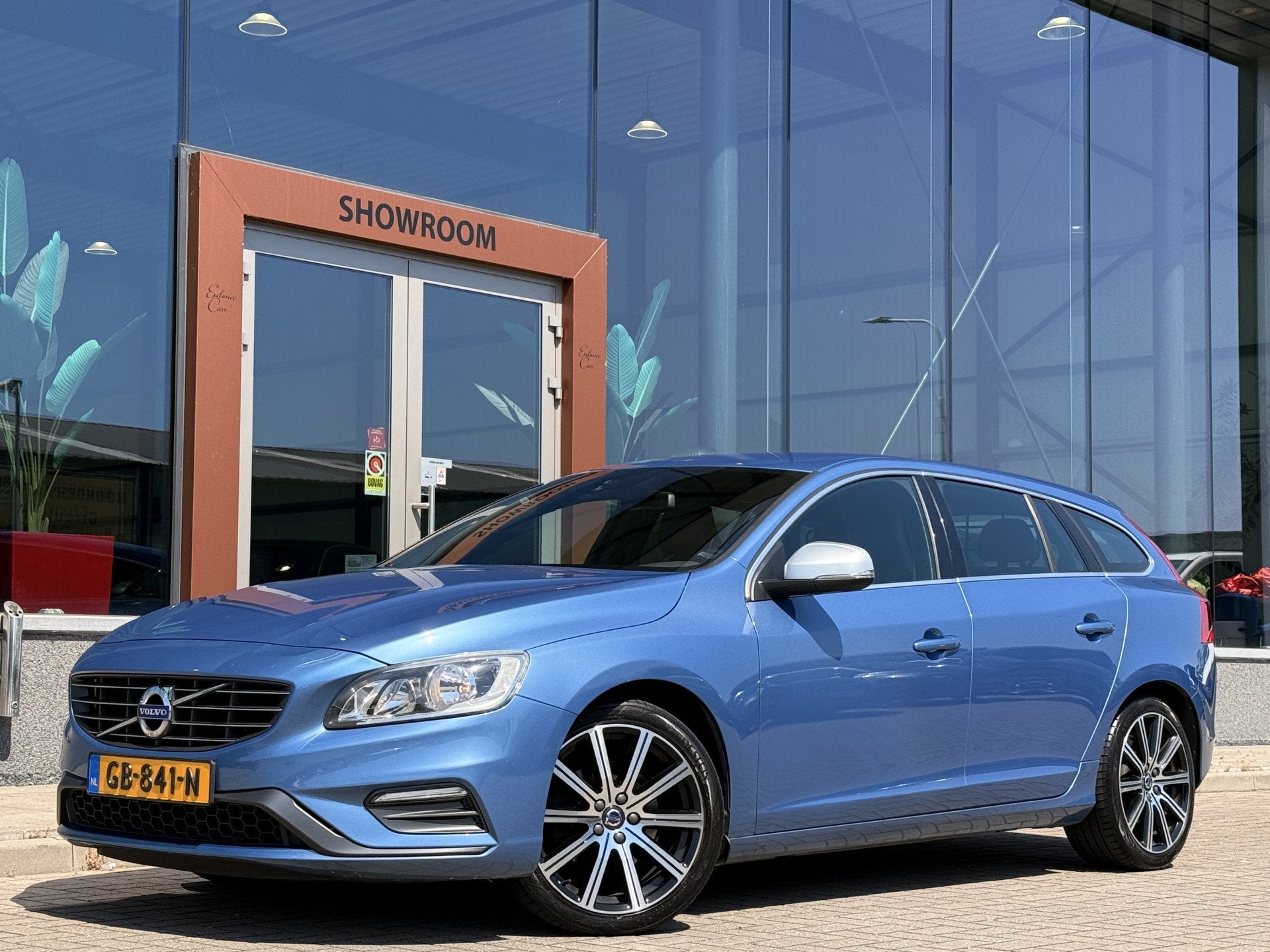 Volvo V60 1.6 T3 R-Design | Afn Trekhaak | Cruise | Parkeers, Auto's, Volvo, Voorwielaandrijving, Gebruikt, Zwart, 4 cilinders
