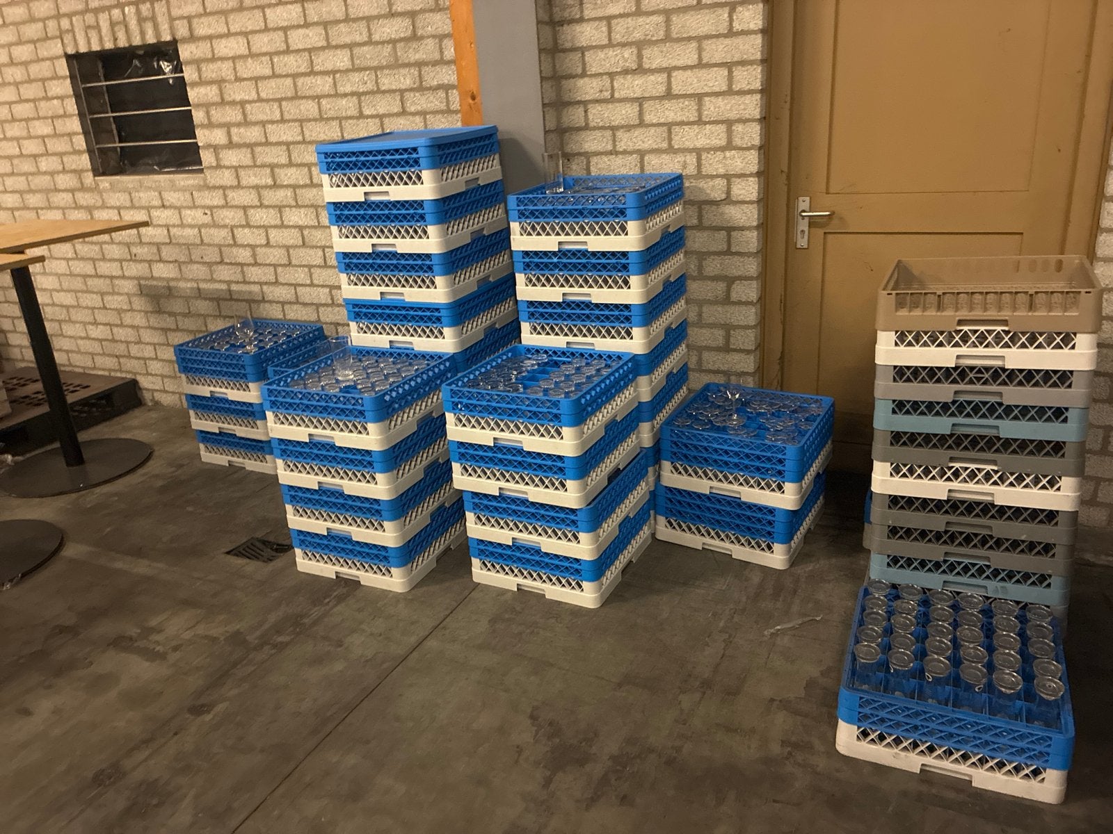Partij glazen en kratten voor horeca/evenementen, Zakelijke goederen, Ophalen of Verzenden