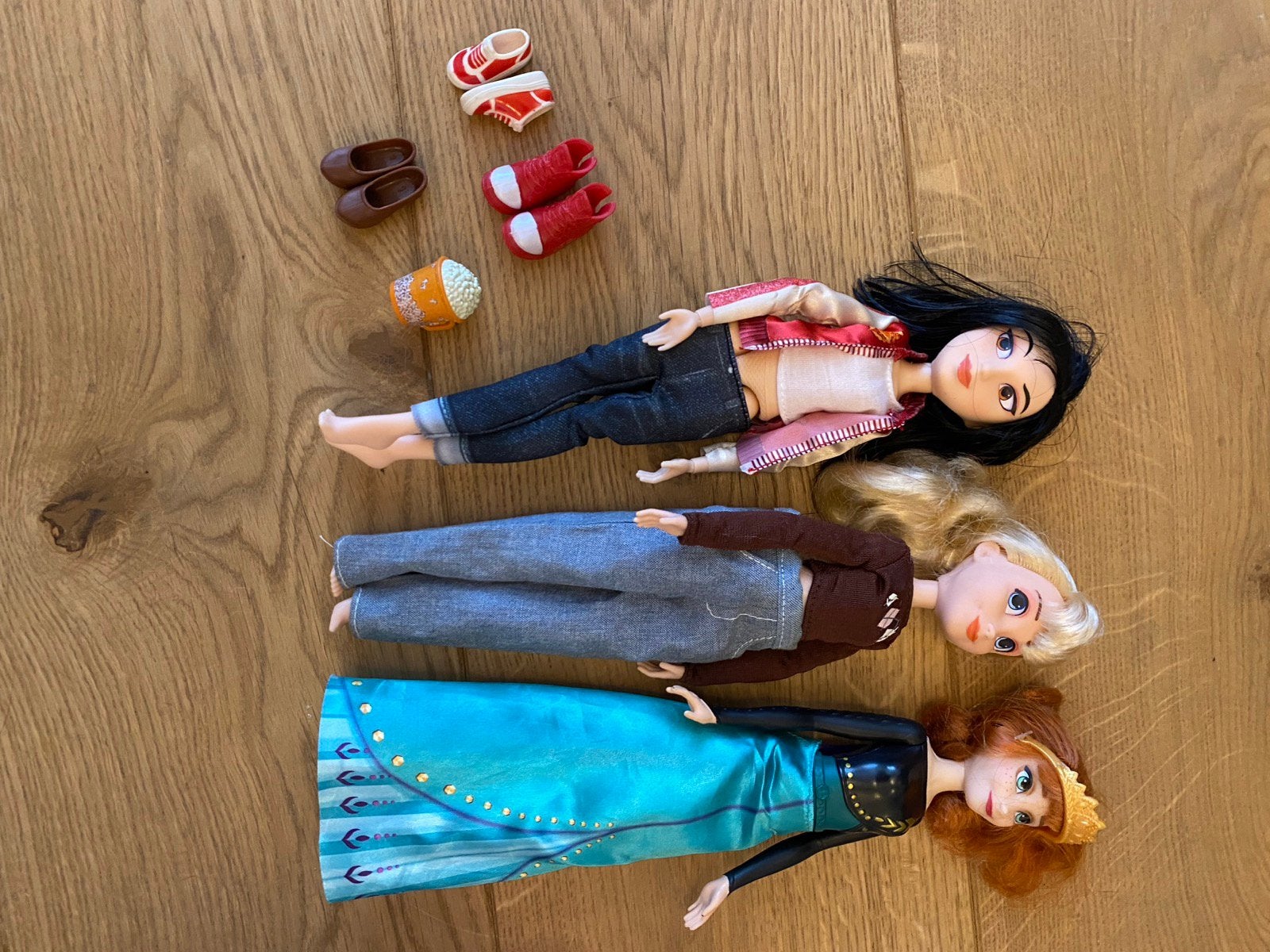 Drie Frozen poppen met schoenen, Ophalen of Verzenden, Zo goed als nieuw