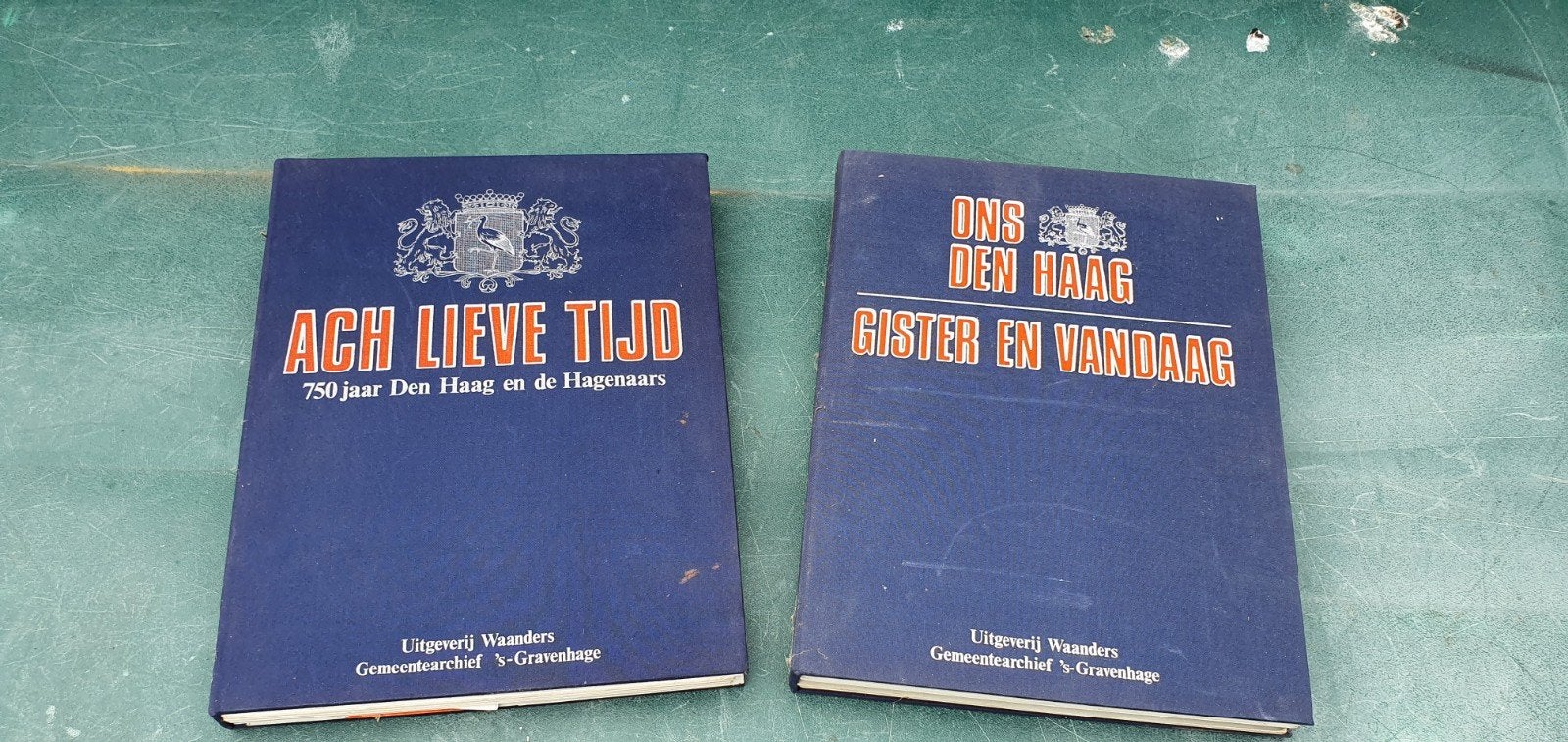 2 mappen met boekjes over van alles over oud den haag, Boeken, Ophalen of Verzenden, Gelezen