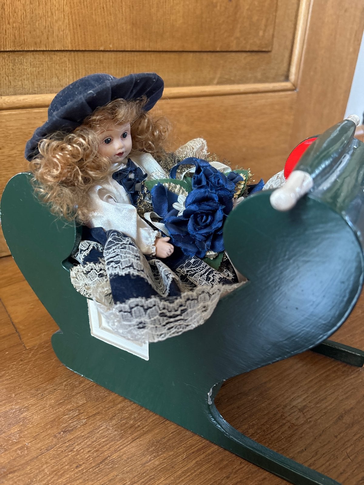 Vintage porseleinen pop in slee - decoratie, Verzamelen, Poppen, Ophalen, Gebruikt, Pop