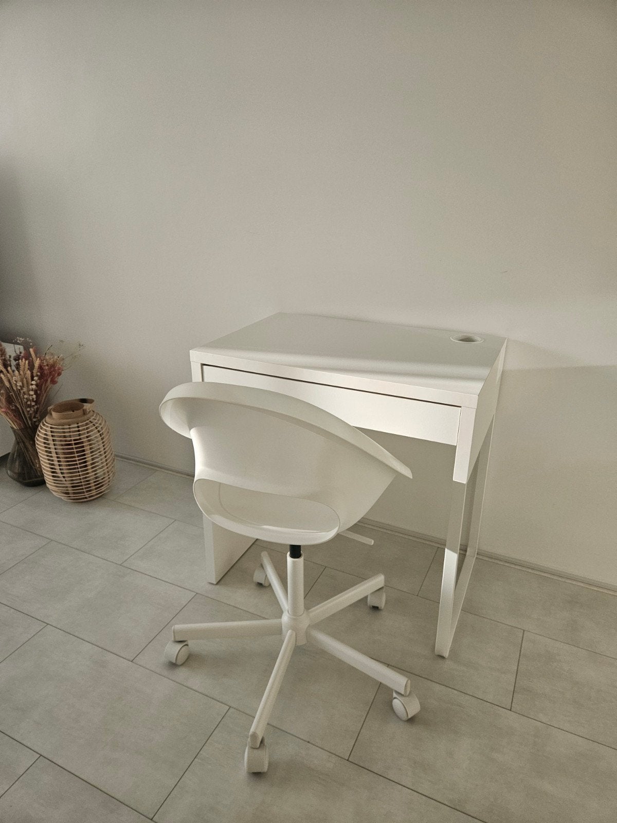 Wit bureau met lade en kabeldoorvoer en Witte bureaustoel, Huis en Inrichting, Bureaus, Ophalen, Gebruikt, Spaanplaat of MDF, Kabelgoot