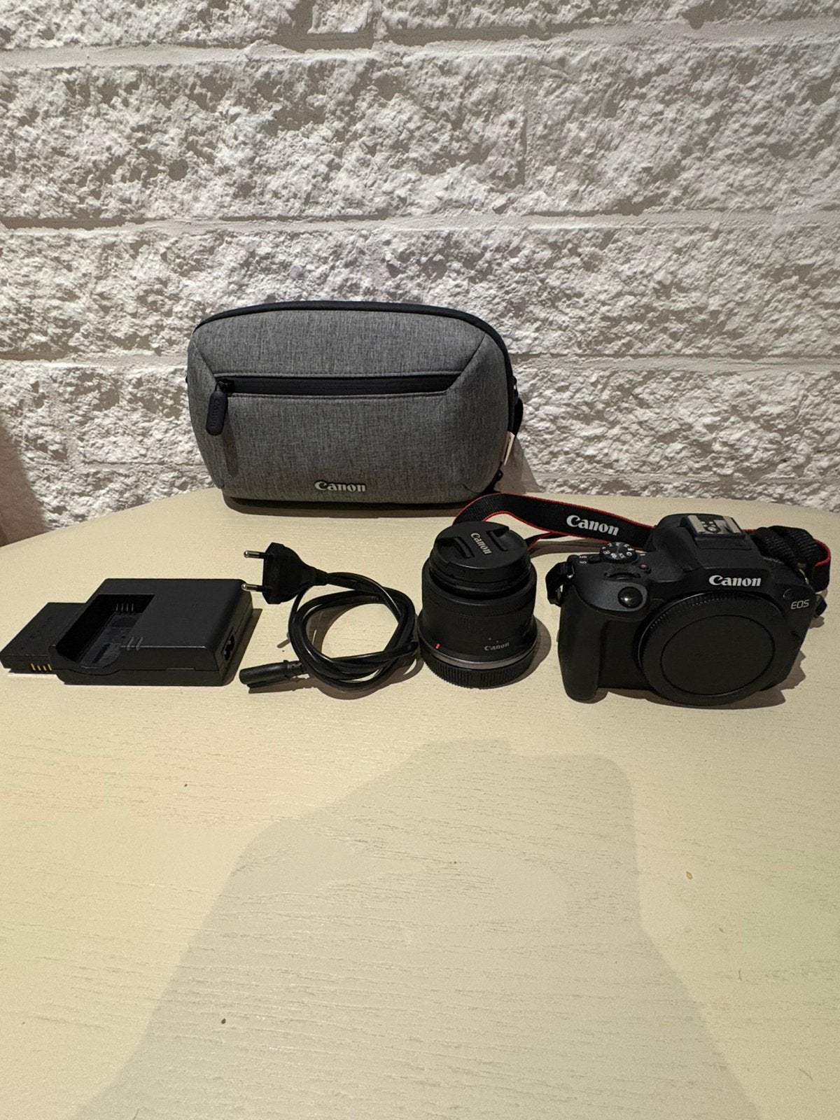 Canon EOS R100 + 18-45mm lens, cameratas en accessoires, Ophalen of Verzenden, Zo goed als nieuw, Canon