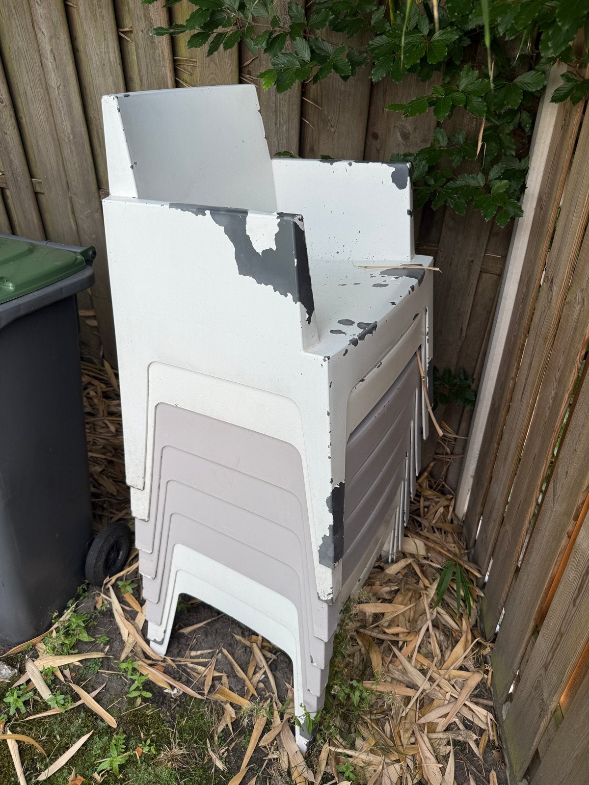 GRATIS AFHALEN. Stapelbare tuinstoelen, wit/grijs, 6 stuks, Tuin en Terras, Tuinstoelen, Ophalen, Gebruikt, Plastic, Stapelbaar