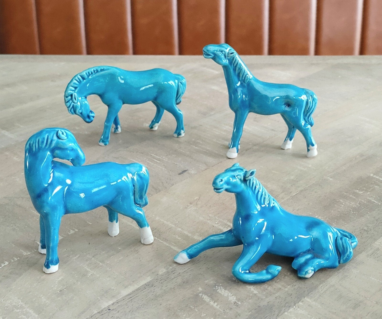 4 porseleinen Jingdezhen paardjes, Verzamelen, Dierenverzamelingen, Zo goed als nieuw, Beeldje of Figuurtje, Ophalen of Verzenden