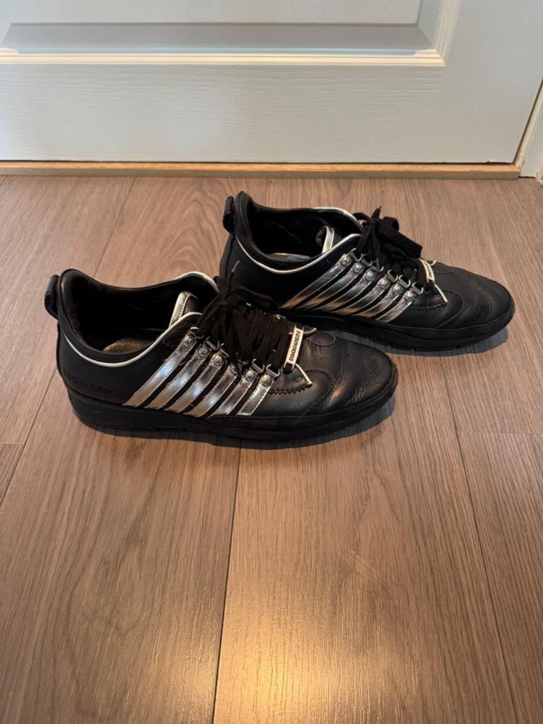 Dsquared2 Sneakers – Zwart met Zilveren Details – Maat 42,5, Zwart, Ophalen of Verzenden, Sneakers of Gympen, Zo goed als nieuw