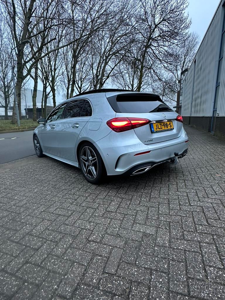 Mercedes-Benz A-Klasse A 200 163pk 2024 Grijs - Pano -, Auto's, 4 cilinders, 163 pk, Bedrijf, Hybride Elektrisch/Benzine