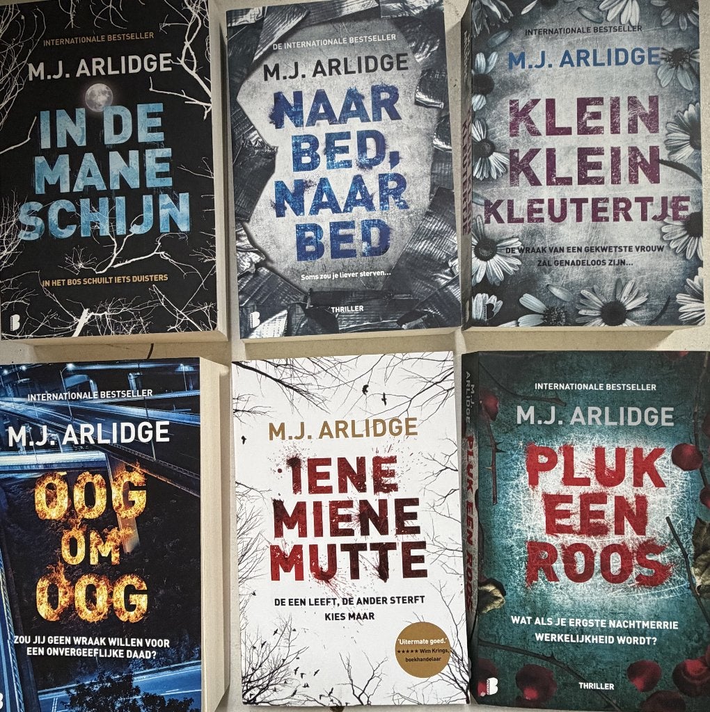 M.J. Arlidge  In de maneschijn  Naar Bed  Naar Bed  Klein, Verzenden, Zo goed als nieuw