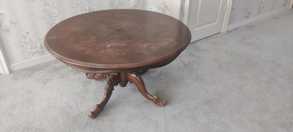 Antieke ronde salontafel met sierlijke poten, Ophalen