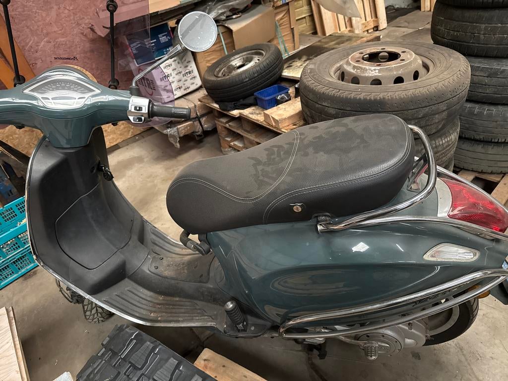 Vespa scooter - 11.000 km - Zo goed als nieuw, Fietsen en Brommers, Scooters | Vespa, Ophalen of Verzenden, Zo goed als nieuw