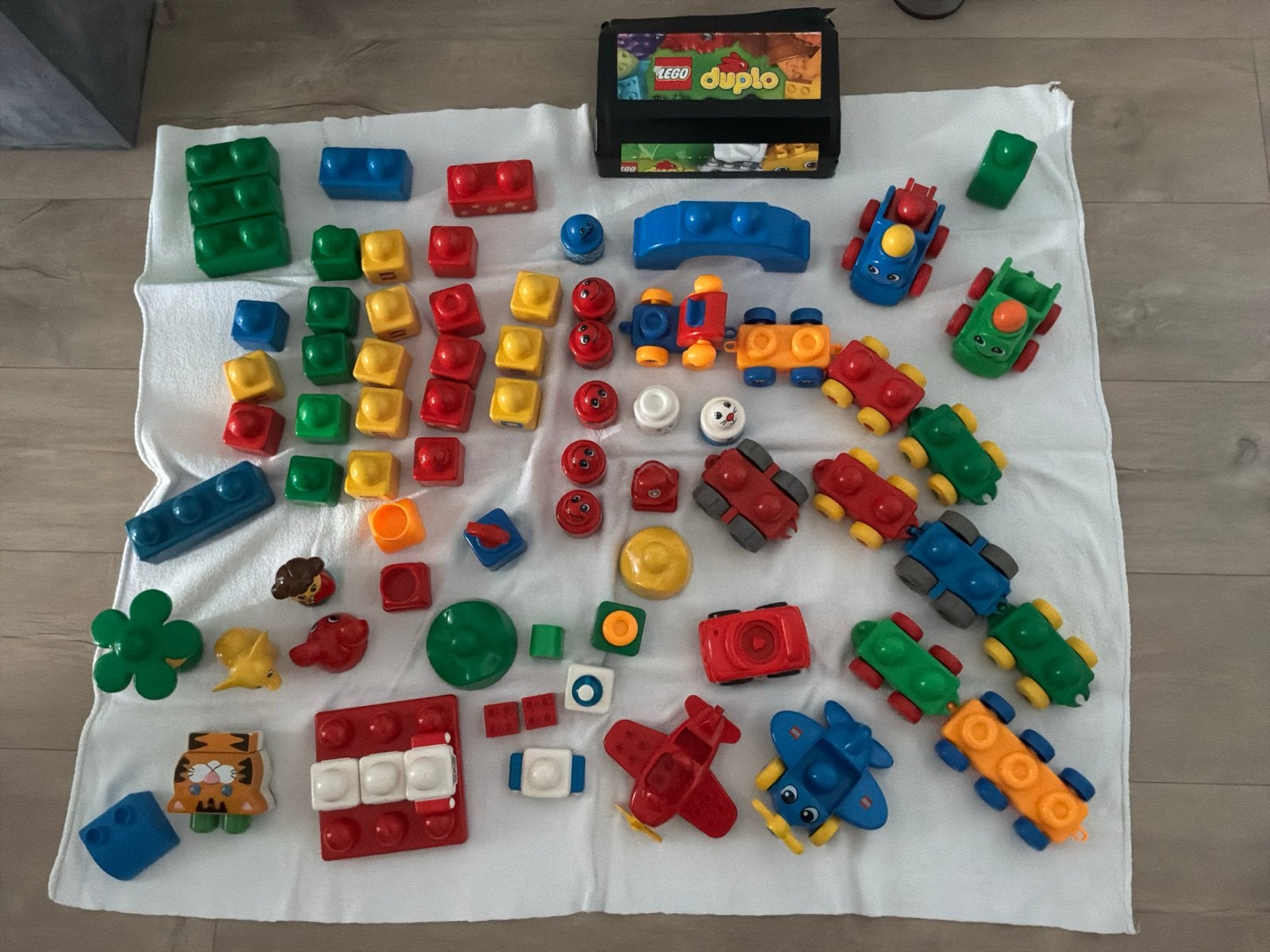 Grote partij LEGO Duplo met voertuigen en figuren, Inclusief minifiguren, Ophalen of Verzenden, Zo goed als nieuw, Duplo