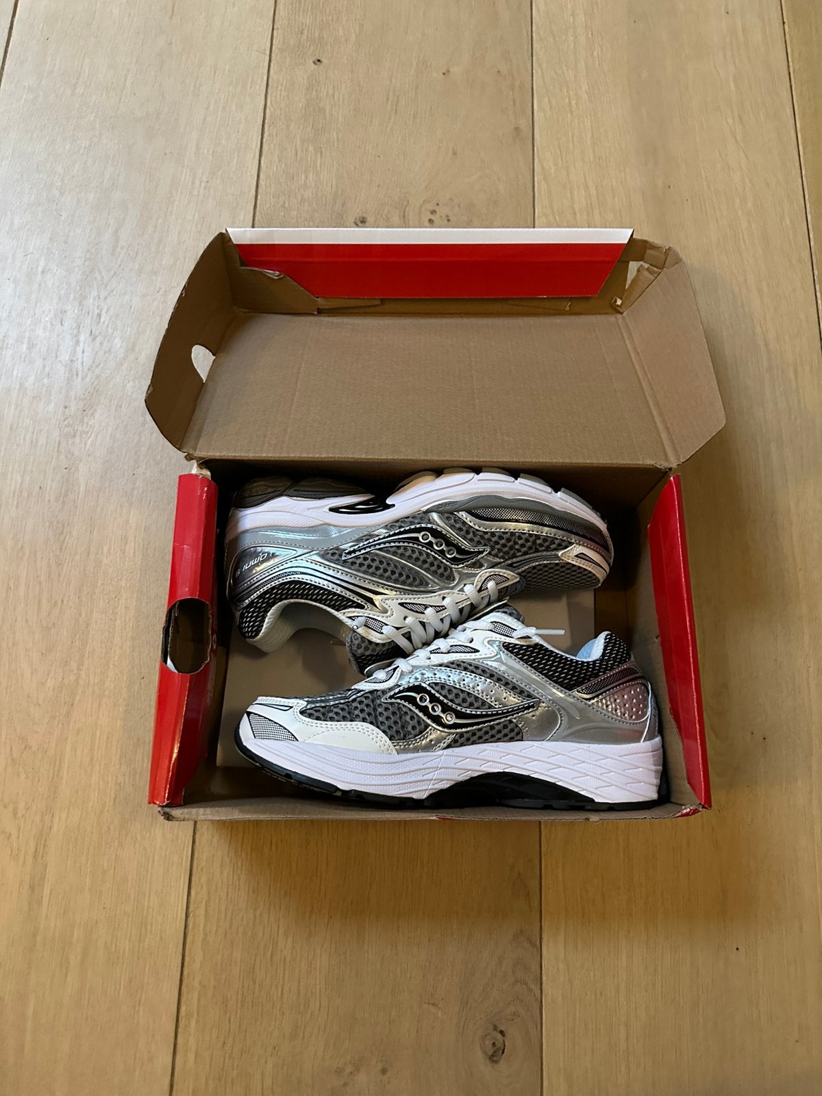Saucony omni 9 grijs zilver, Ophalen of Verzenden, Zo goed als nieuw, Jongen of Meisje