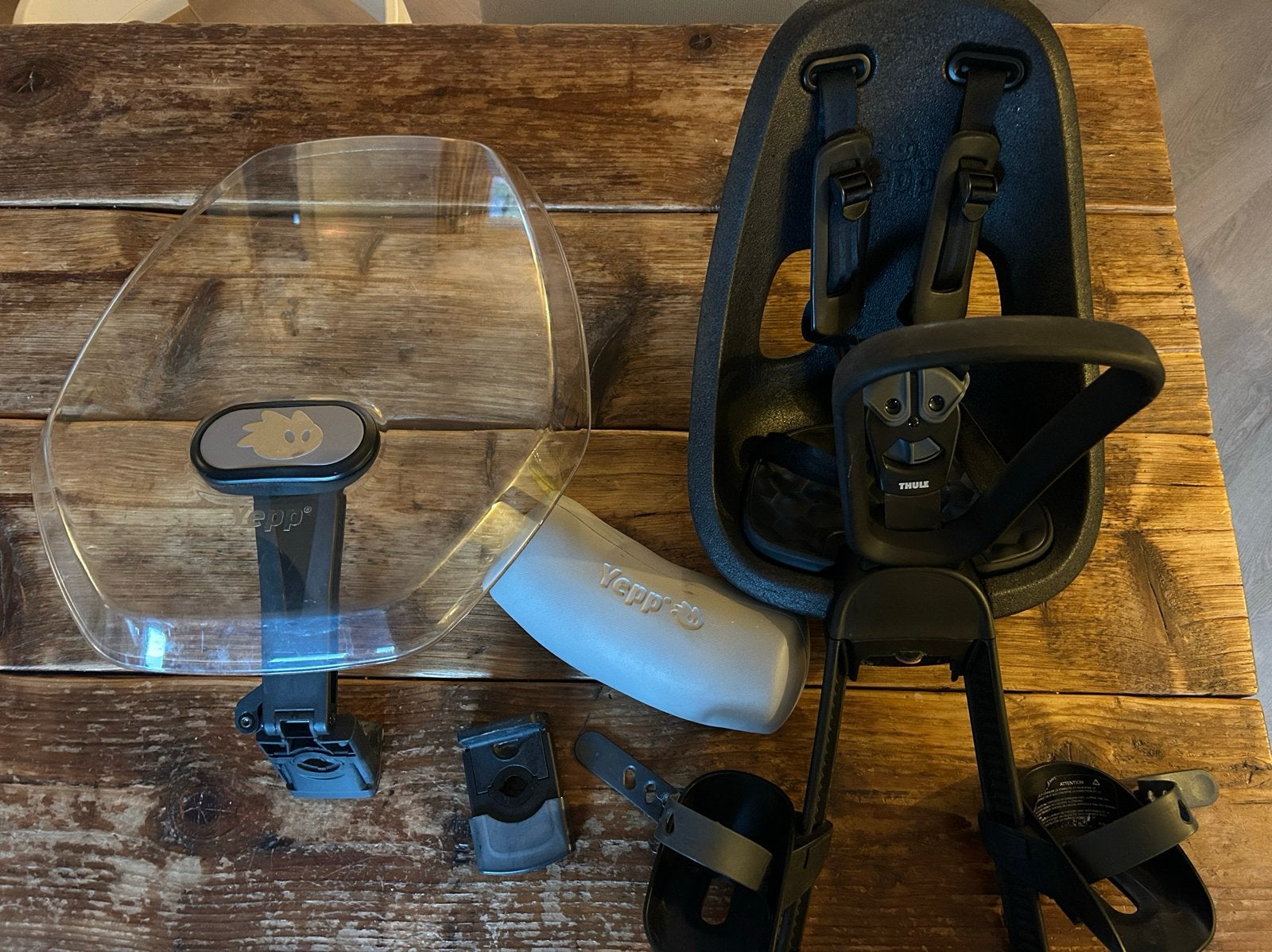 Thule Yepp Next Mini incl windscherm, slaaprol en 2 adapters, Ophalen, Gebruikt, Voorzitje, Voetsteuntjes