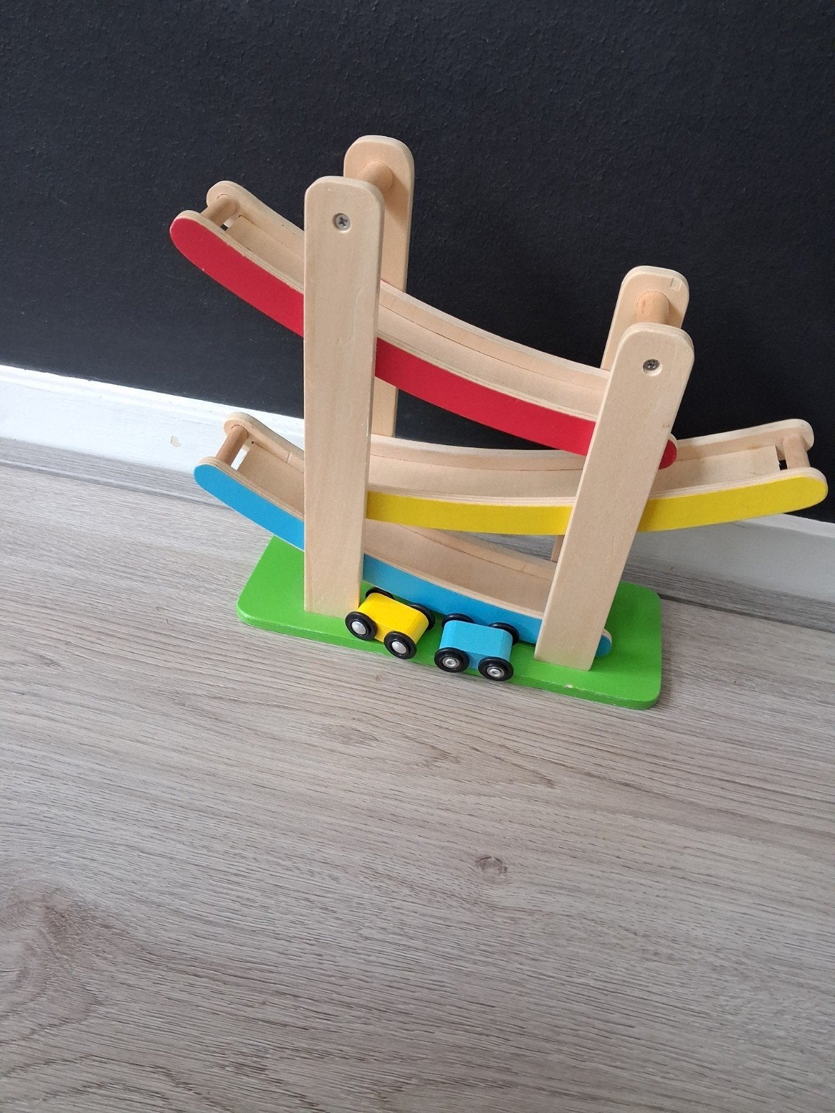 Houten autobaan met 2 autootjes, Ophalen, Zo goed als nieuw, Auto, Met wieltjes