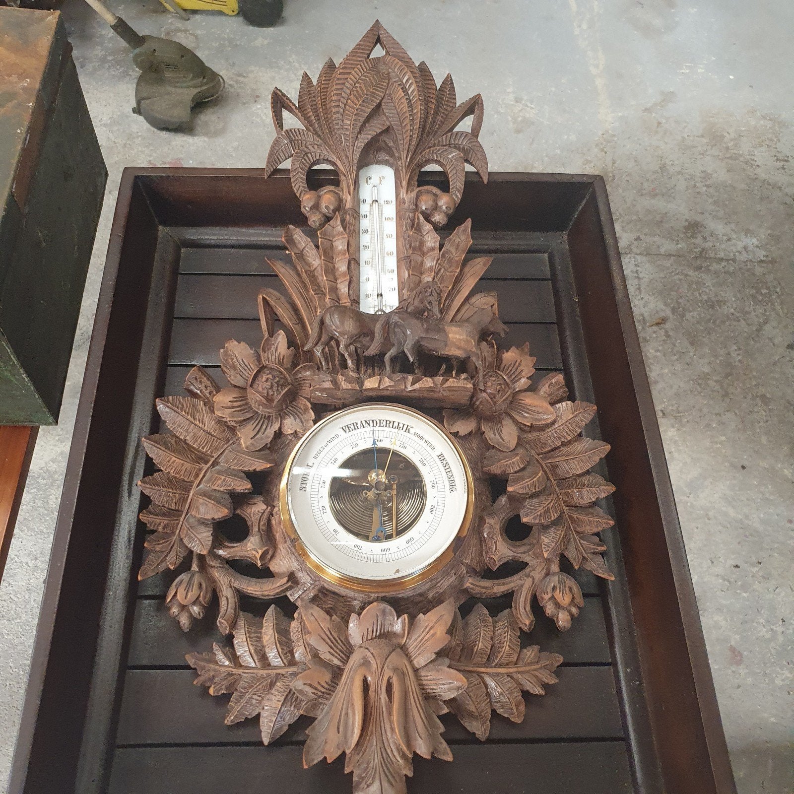 Antieke houtsnijwerk barometer, Ophalen