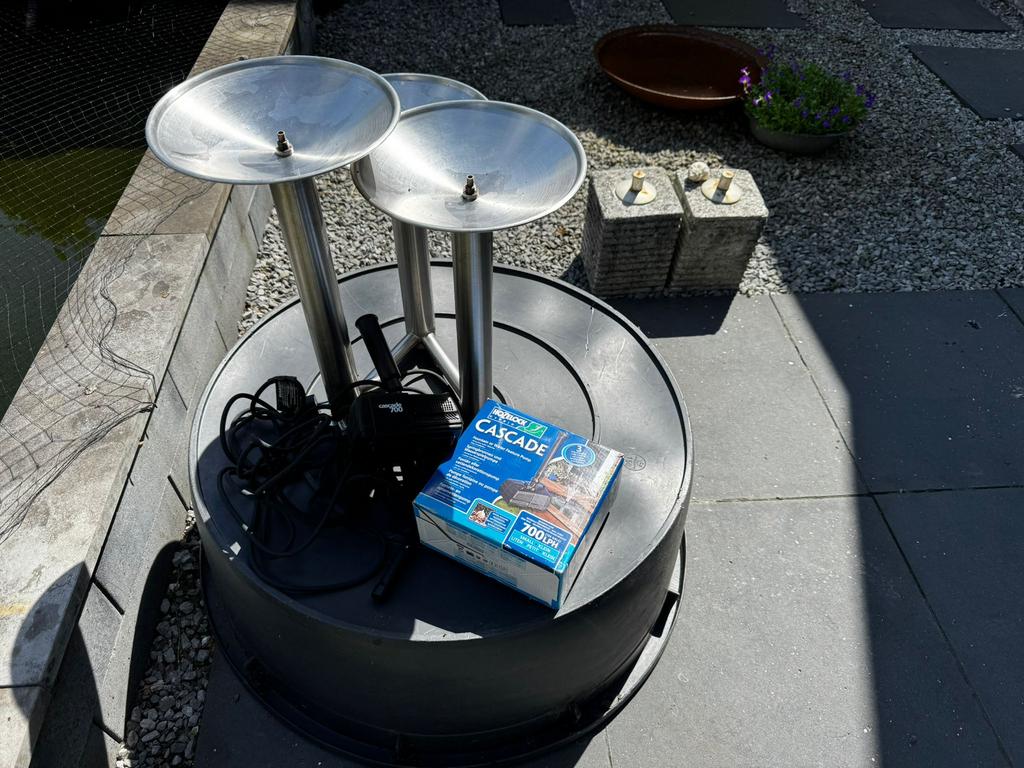 Waterfontein met schalen ornament en kuip, Tuin en Terras