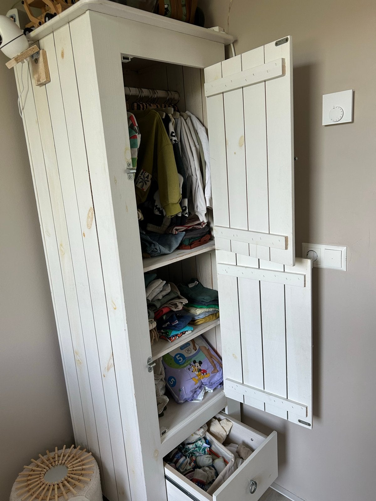 Foto 6 van Complete witte babykamer: ledikant, commode, kledingkast