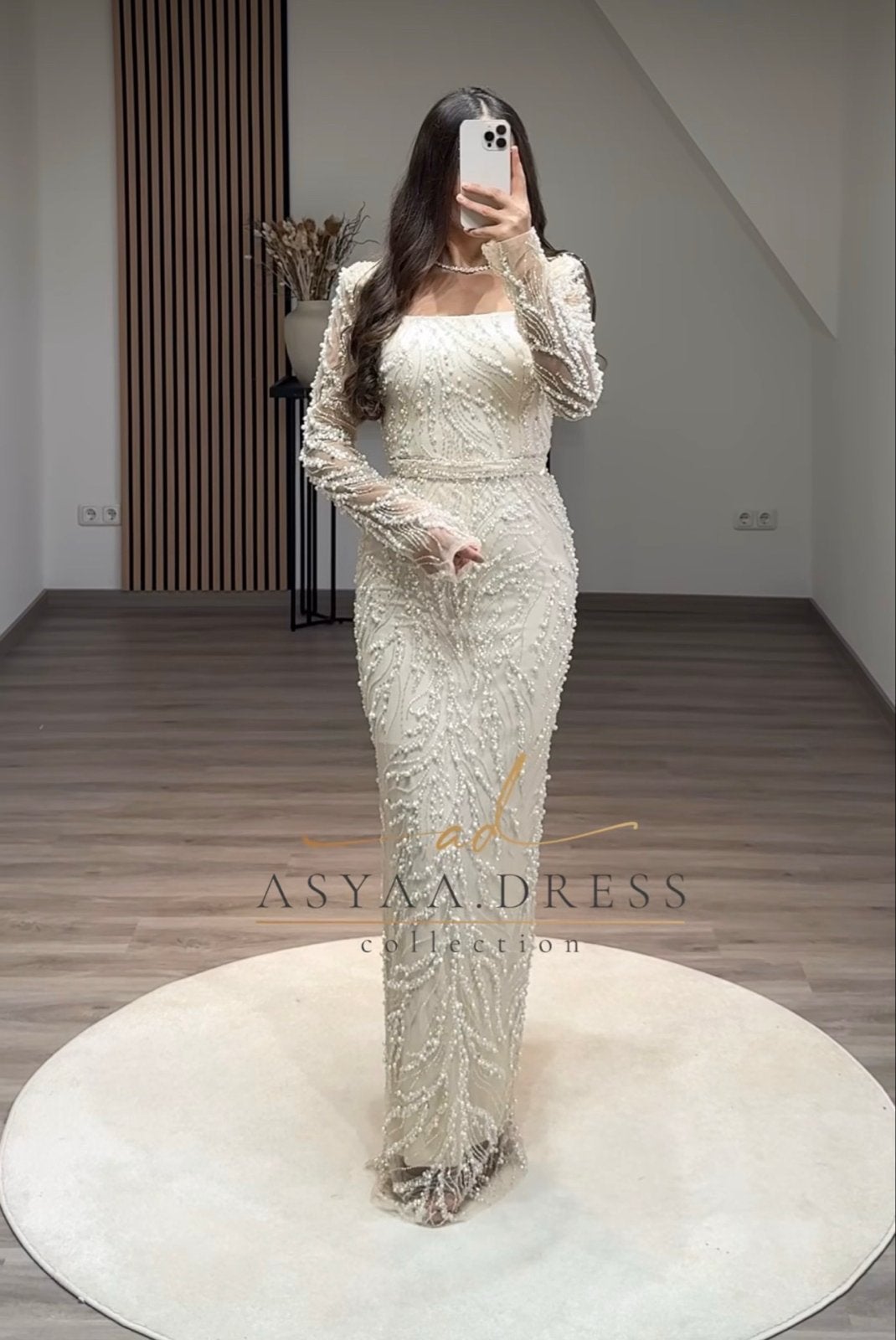 Elegante avondjurk met parels en lange mouwen, Kleding | Dames, Jurken, Maat 38/40 (M), Wit, Ophalen of Verzenden, Zo goed als nieuw