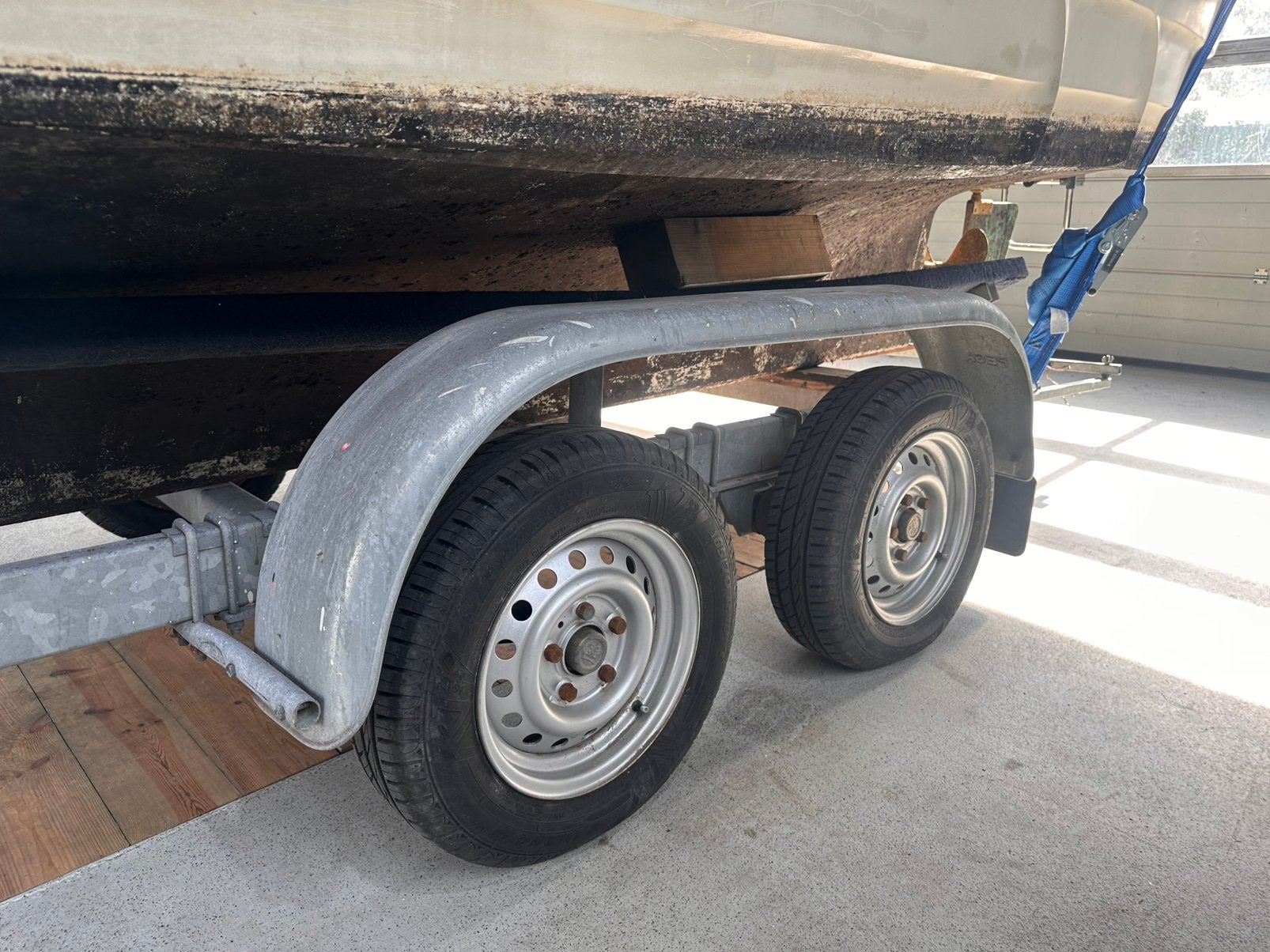 Foto 8 van Comfortabele polyester kajuitboot diesel inboard + trailer