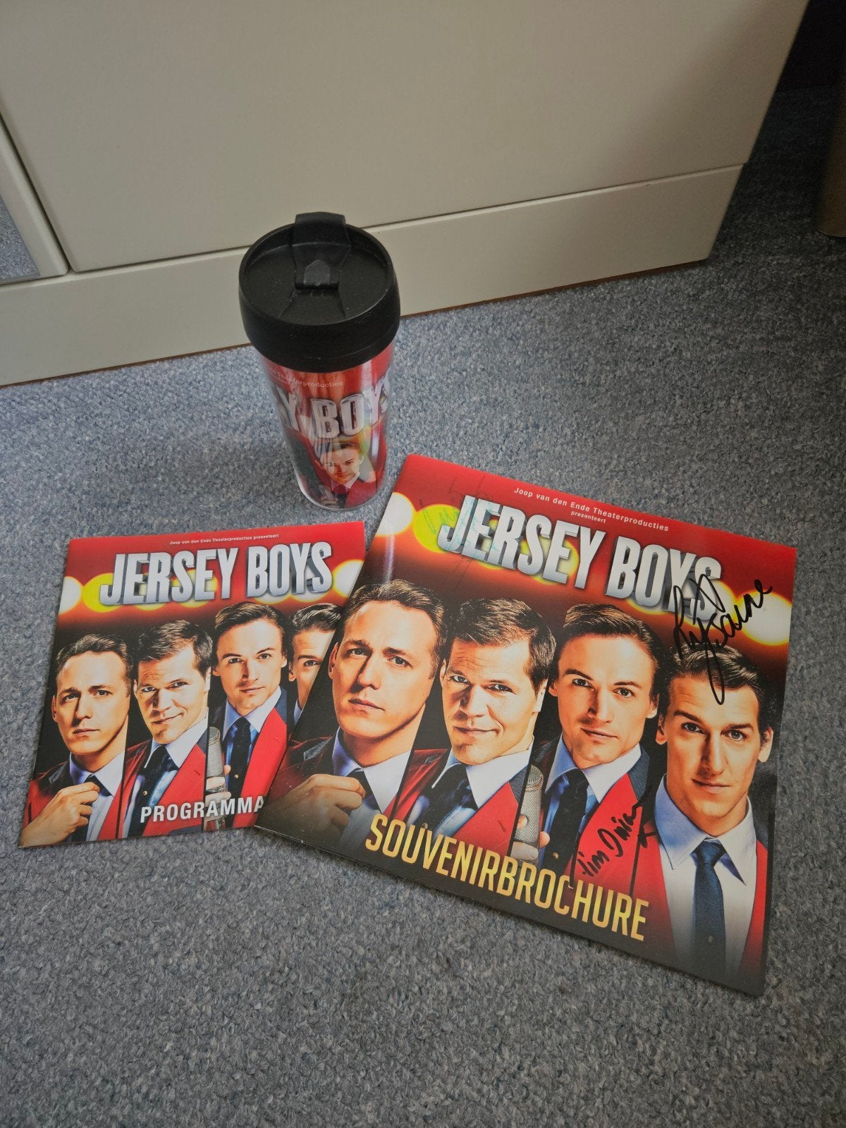 Gesigneerd Jersey Boys boek + programma en beker, Ophalen of Verzenden, Zo goed als nieuw, Jersey Boys Cast, Nederland