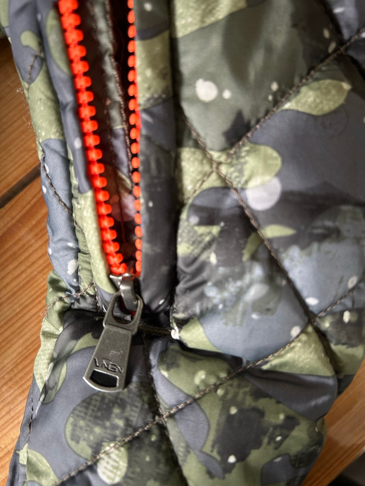 Vingino Skipak Maat 74 - Camouflage met Oranje Details, Kinderen en Baby's, Ophalen of Verzenden, Zo goed als nieuw, Jongetje of Meisje