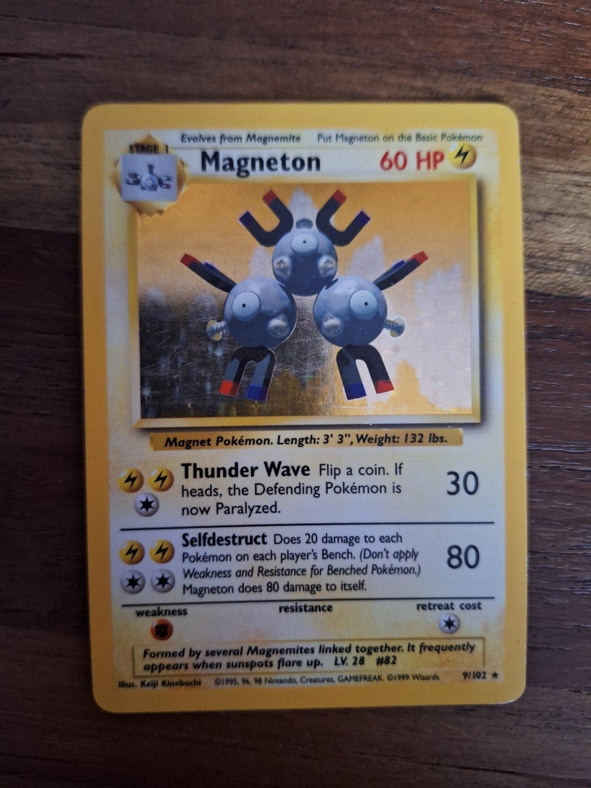 Magneton base set engels 9/102 - vintage pokemon, Hobby en Vrije tijd, Verzamelkaartspellen | Pokémon, Ophalen of Verzenden, Zo goed als nieuw