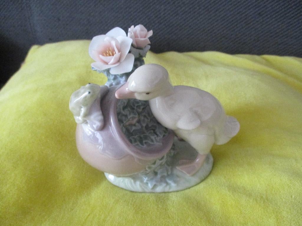 Lladro beeld eend met kikker 8025, Ophalen of Verzenden, Zo goed als nieuw, Dier