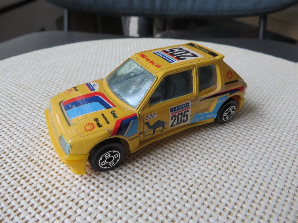 Burago Peugeot 205 Turbo 16 geel, Ophalen of Verzenden, Gebruikt, Auto, Overige merken