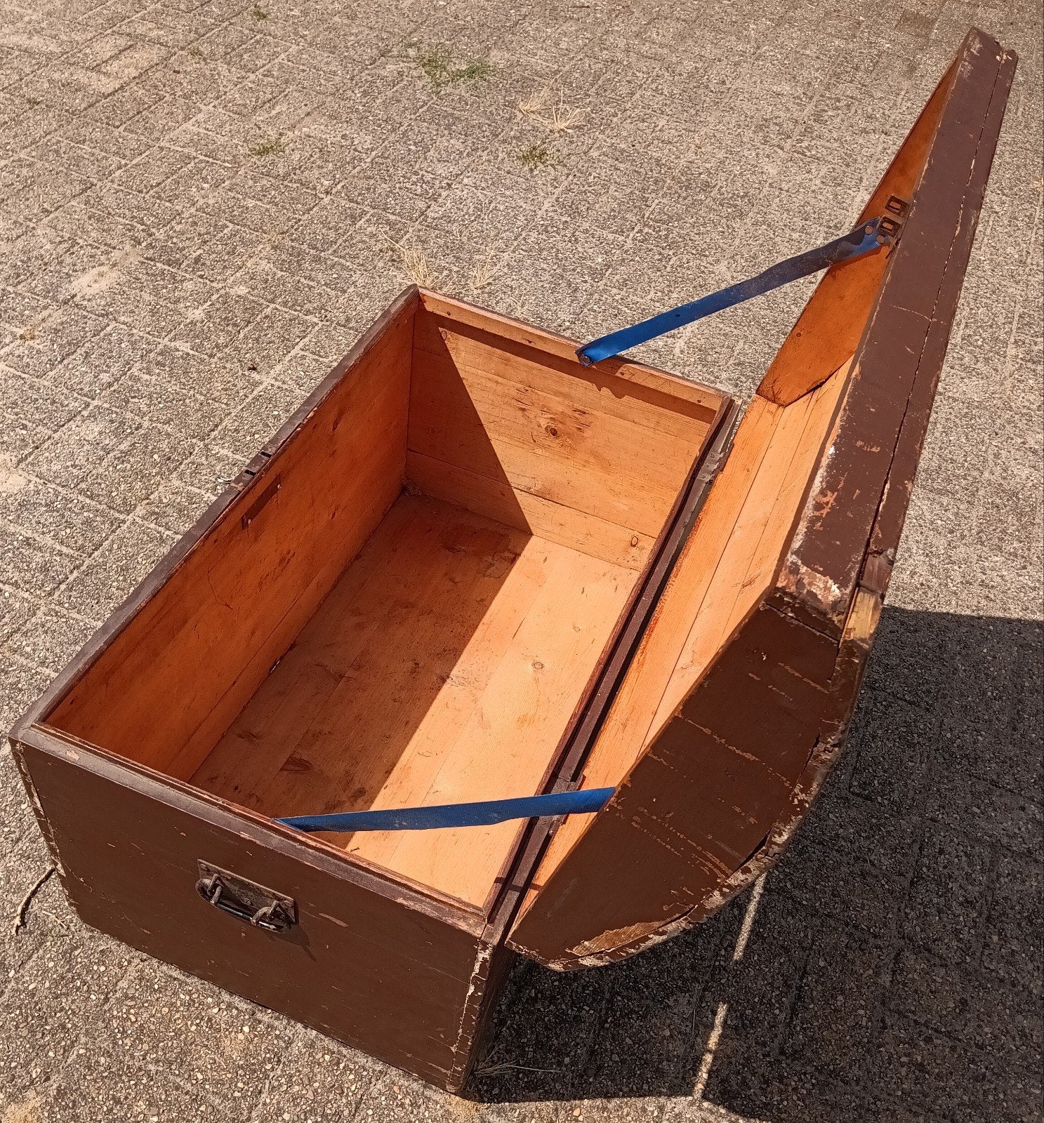 Antieke houten kist met gebogen deksel, Ophalen