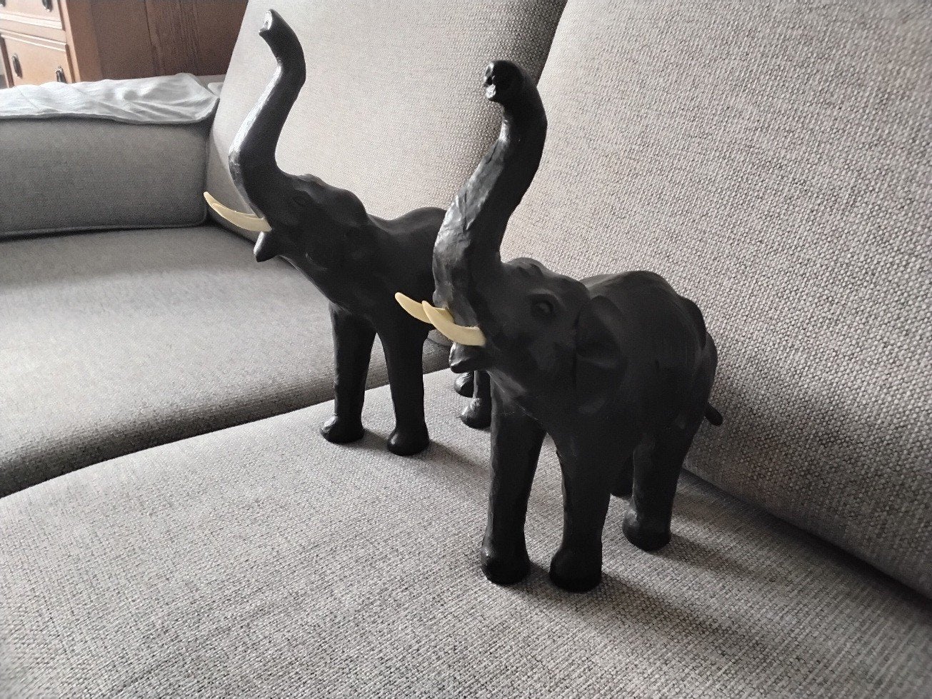 Olifanten sculptuurs hangend en staand., Antiek en Kunst, Ophalen, 20 - 50 cm, Beeld, Hout