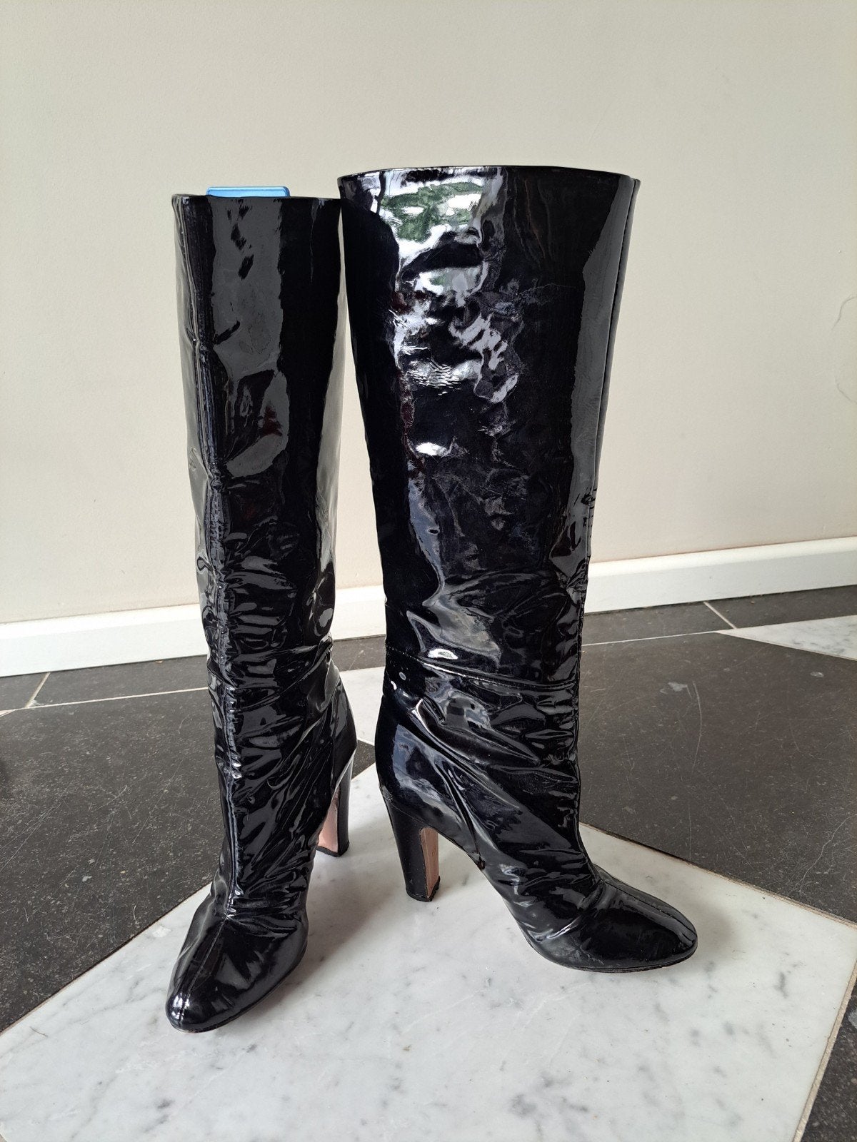 Hoge laklaarzen met mooie hoge hak - Maat 38, Kleding | Dames, Schoenen, Ophalen of Verzenden, Gedragen, Zwart, Hoge laarzen